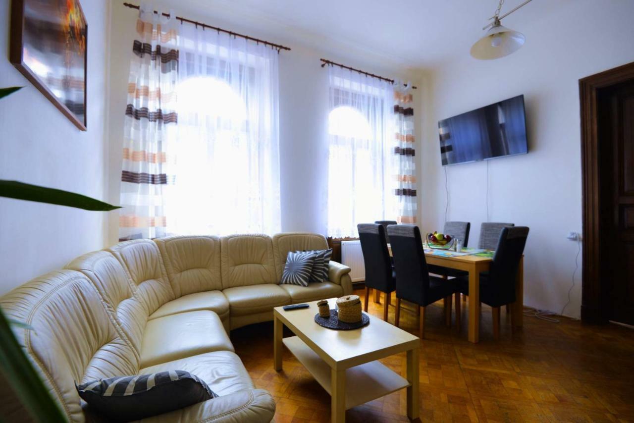 Spacious Cozy Apartments In Centre Prága Kültér fotó